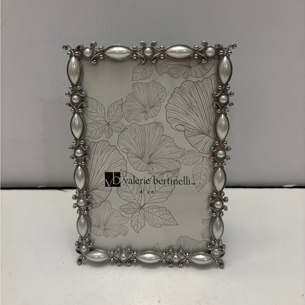 Valerie Bertinelli White Bead pearls / silver tone picture frame hold 4” x 6”
